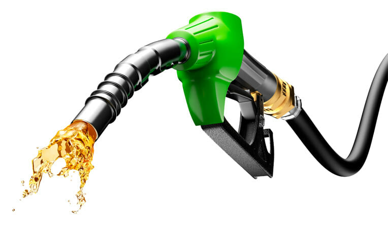 Bomba de gasolina verde com combustivel corte de impostos