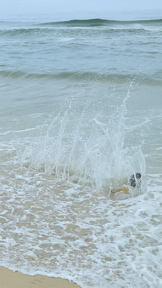 Cabideiro de inox caindo no mar com splash