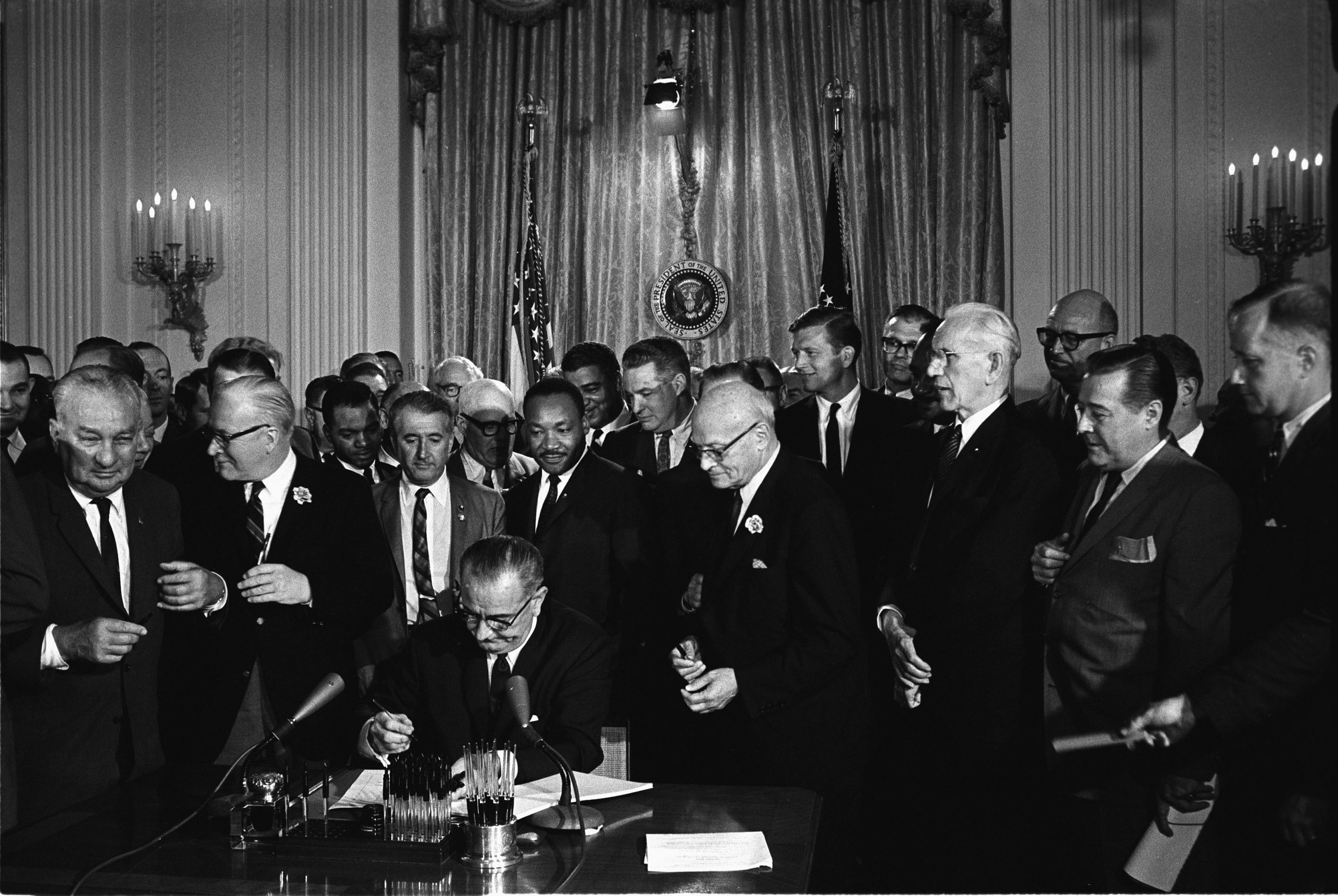 Presidente Johnson assina a lei de direitos civis americana