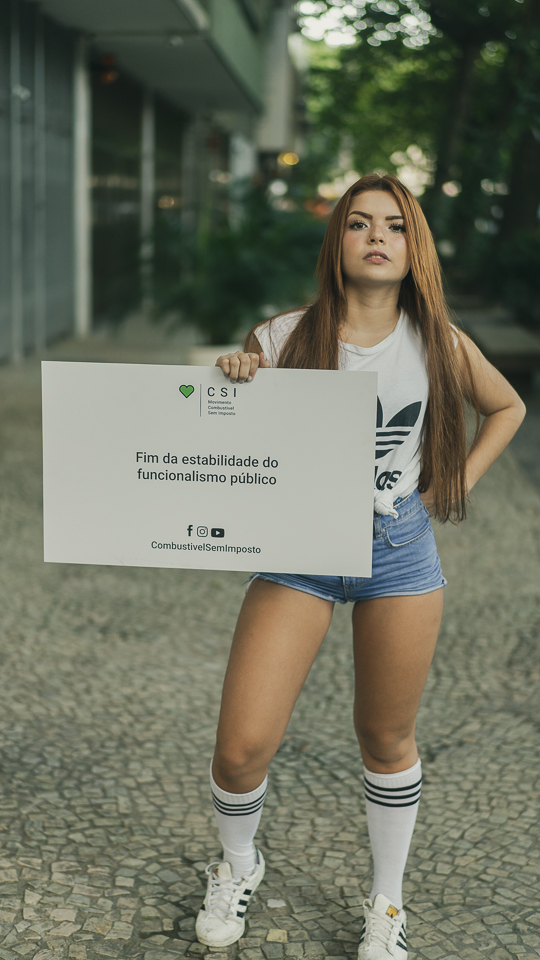 Yanca Ferreira - Short jeans - placa fim da estabilidade do funcionalismo publico