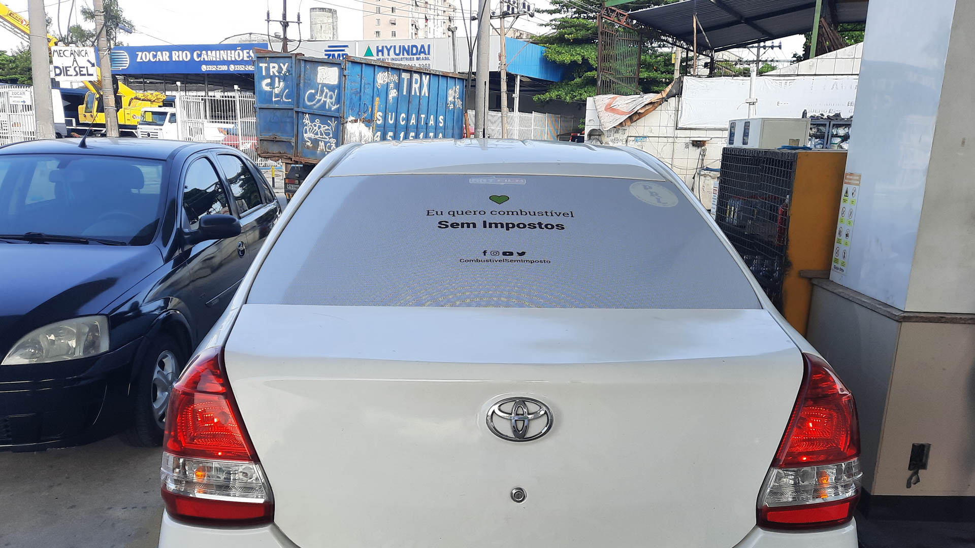 Toyota branco adesivado com Combustivel Sem Imposto - UBER