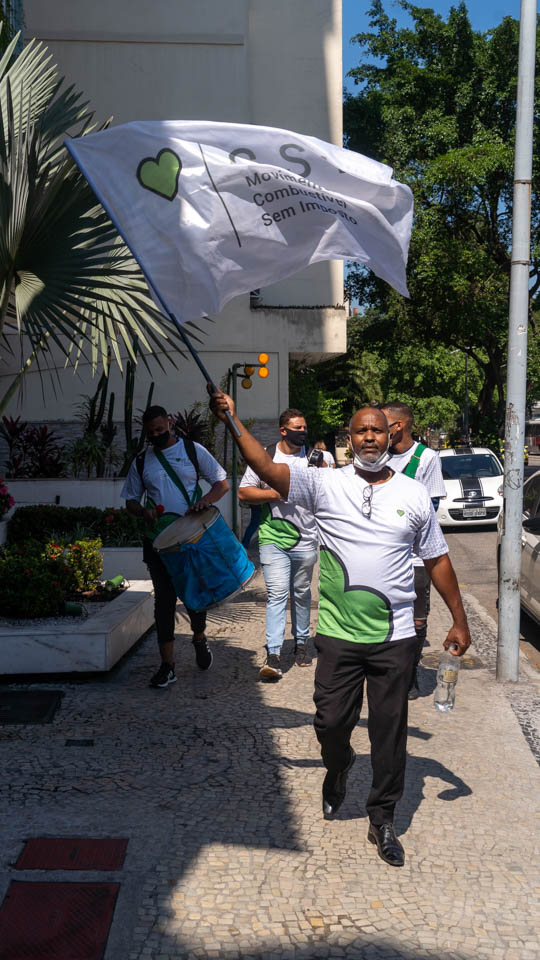 ativista do movimento combustivel sem imposto segurando a bandeira do movimento em açao nas laranjeiras