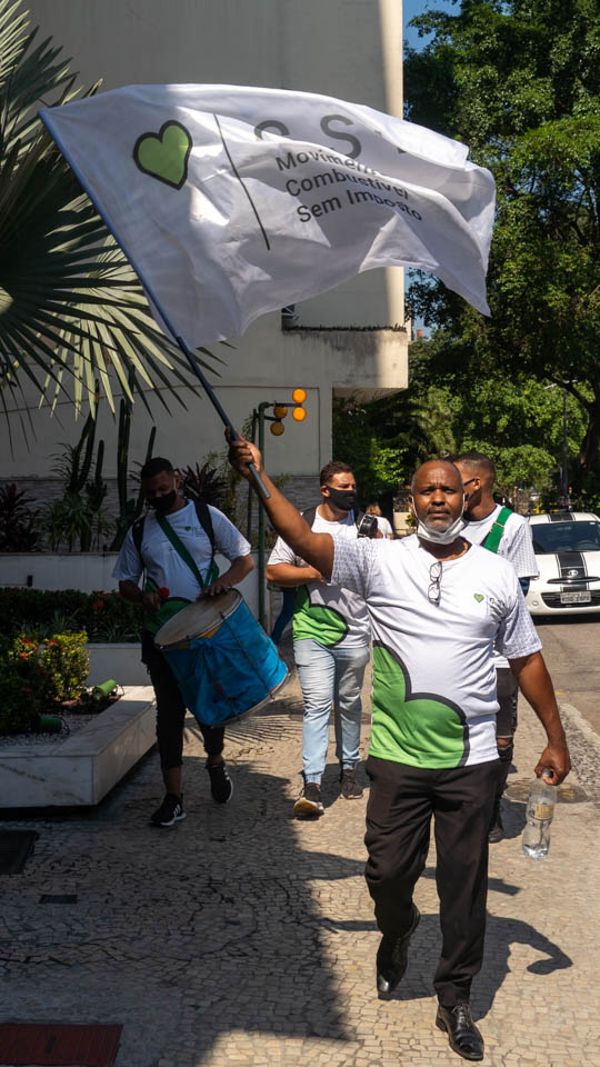 ativista CSI carregando a bandeira do movimento