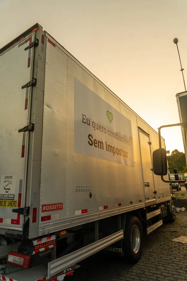 Caminhao com adesivo de 2,5 do CSI ao por do sol