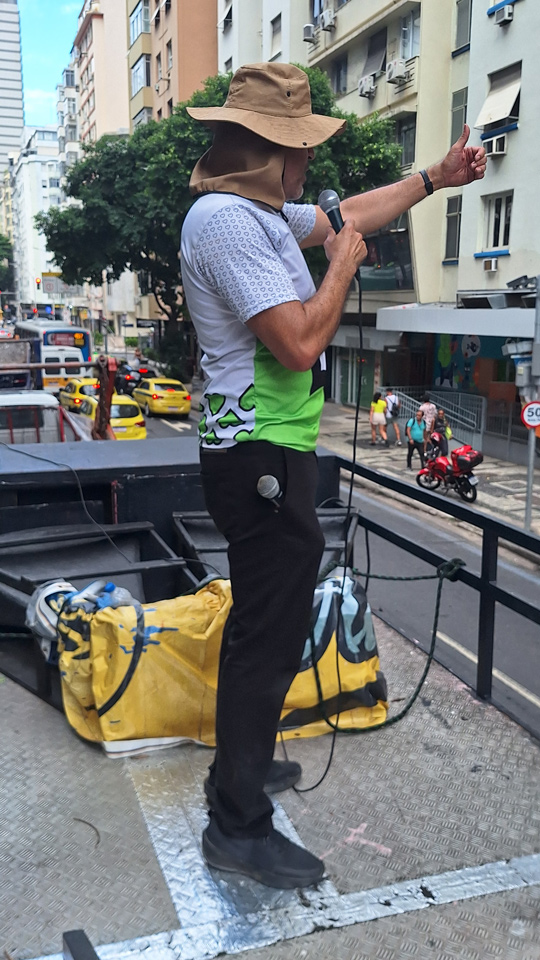 Alexandre do Nascimento falando sobre o carro de som na carreata em Copacabana