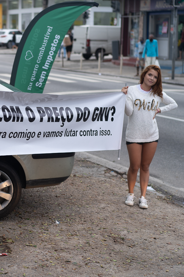 Yanca Ferreira em ação de rua adesivando carros para combustivel sem imposto