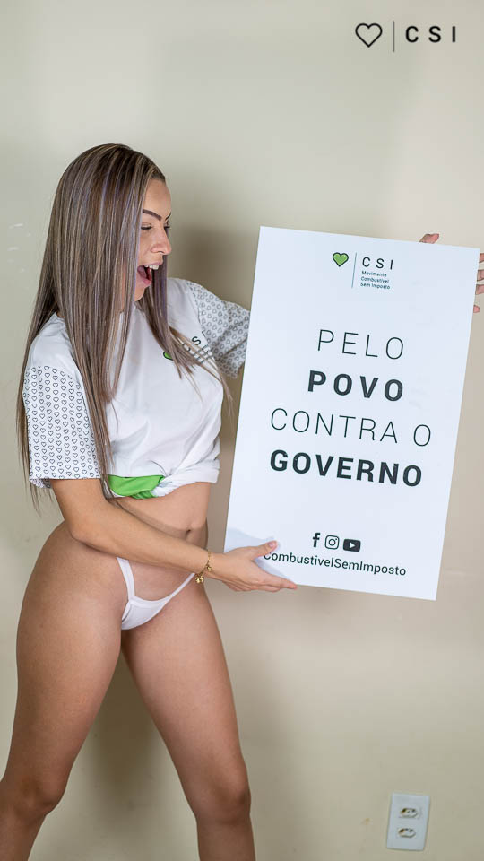 Ensaio sensual com a Modelo Lohanne Ribeiro para o Combustivel Sem Imposto com a Camisa do Movimento - Placa Pelo Povo Contra o Governo