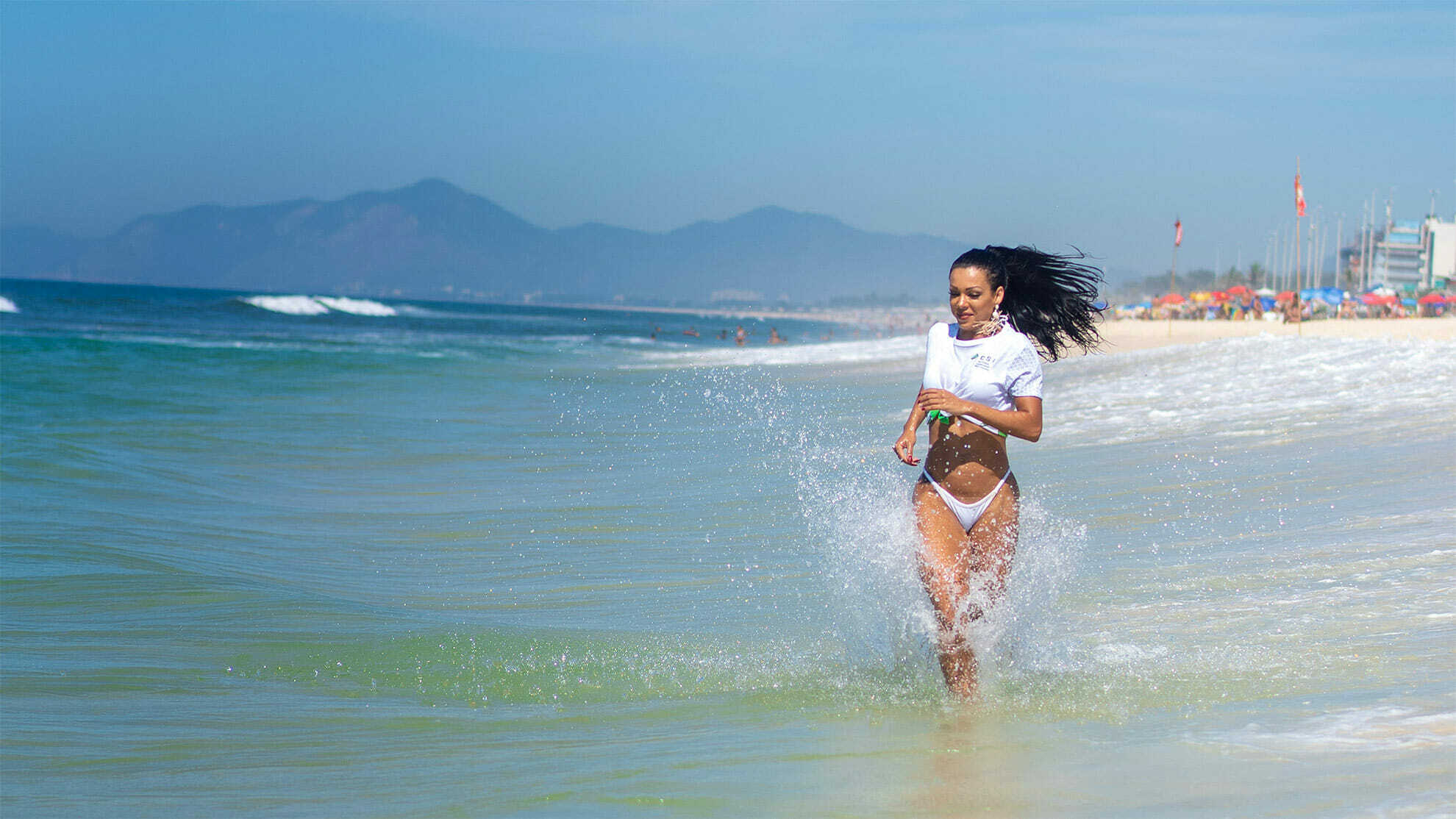 Ensaio fotografico com Leticia Guimaraes a Rainha do Carnaval 2014 na praia da barra para o combustivel sem imposto