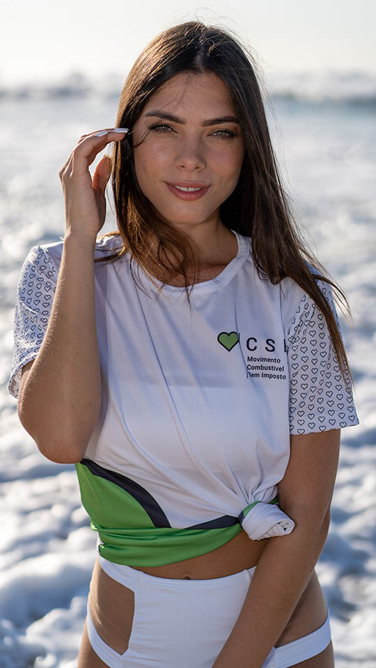 Ensaio fotografico com a modelo Lis Aguiar na Praia do Recreio de biquini branco para o Combustivel Sem Imposto