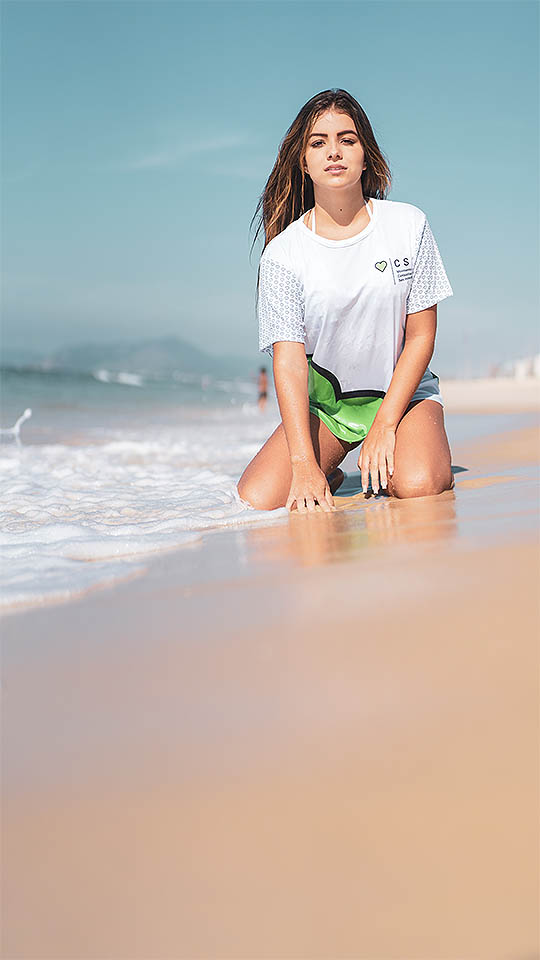 Ensaio fotografico digital influencer Milena Carvalho na praia da Barra da Tijuca