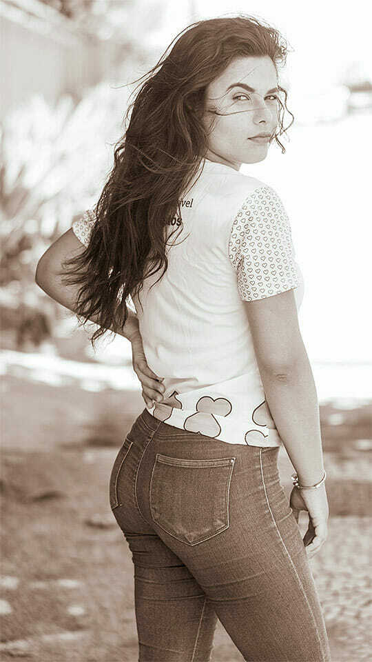 Ensaio fotografico com modelo na Barra da Tijiuca de biquini branco e cança jeans