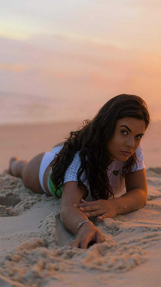 Ensaio fotografico com modelo na Barra da Tijiuca de biquini branco e cança jeans