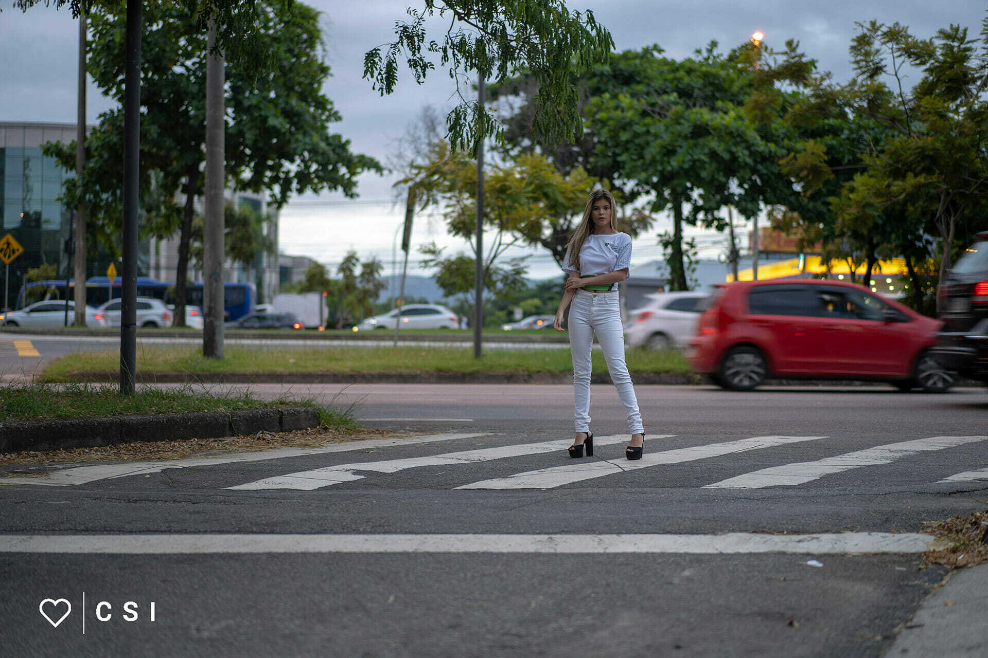 Ensaio fotografico com carros blindados de luxo de Thayla Sancez para Combustivel Sem Imposto