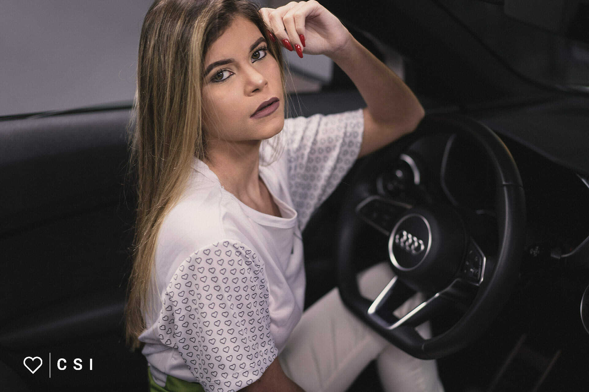 Ensaio fotográfico com a Modelo Thayla Sanchez em carros de luxo blindado - Audi e BMW - para o combustível sem imposto