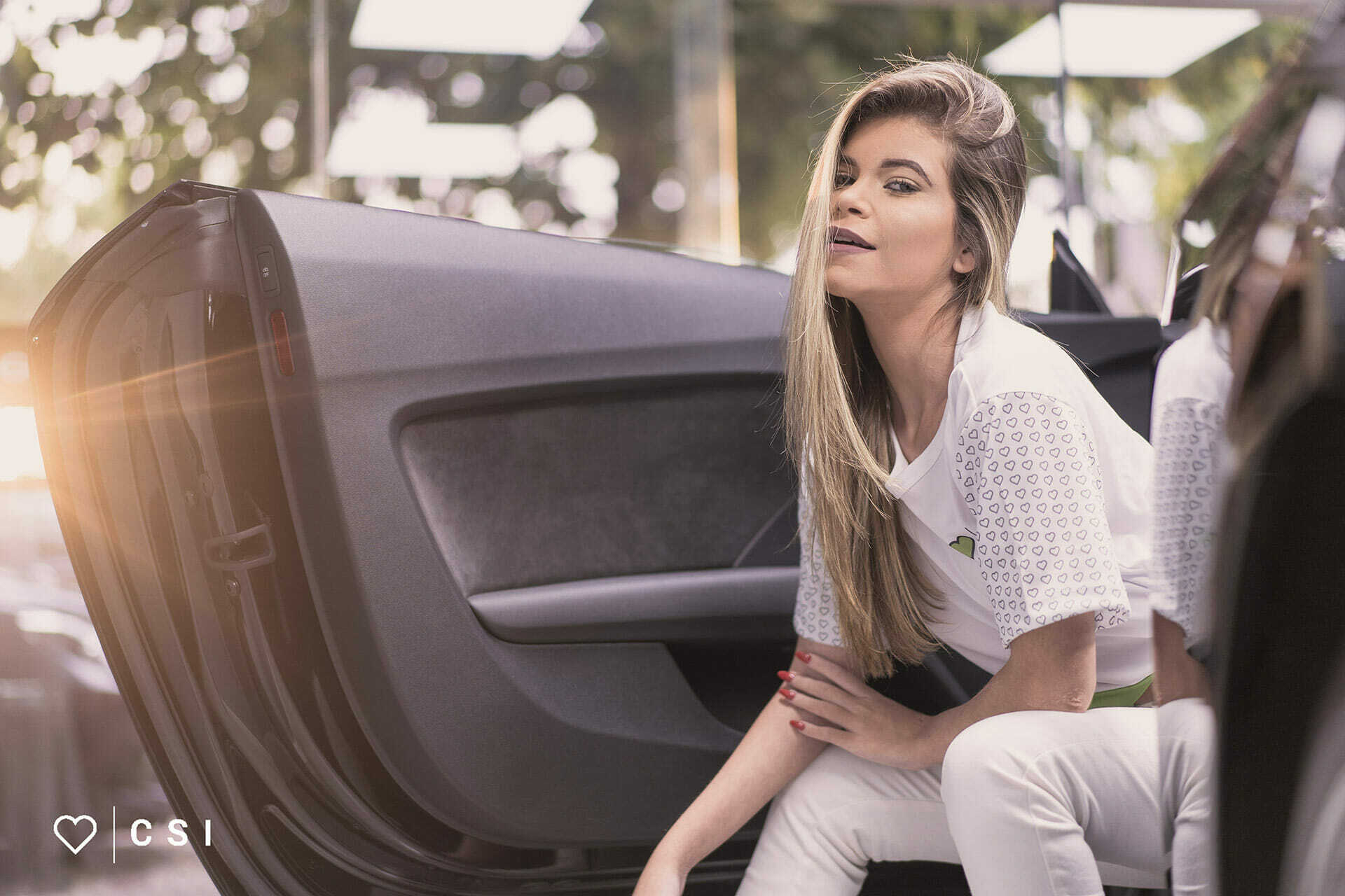 Ensaio fotografico com carros blindados de luxo de Thayla Sancez para Combustivel Sem Imposto - Audi TT Preto Portas