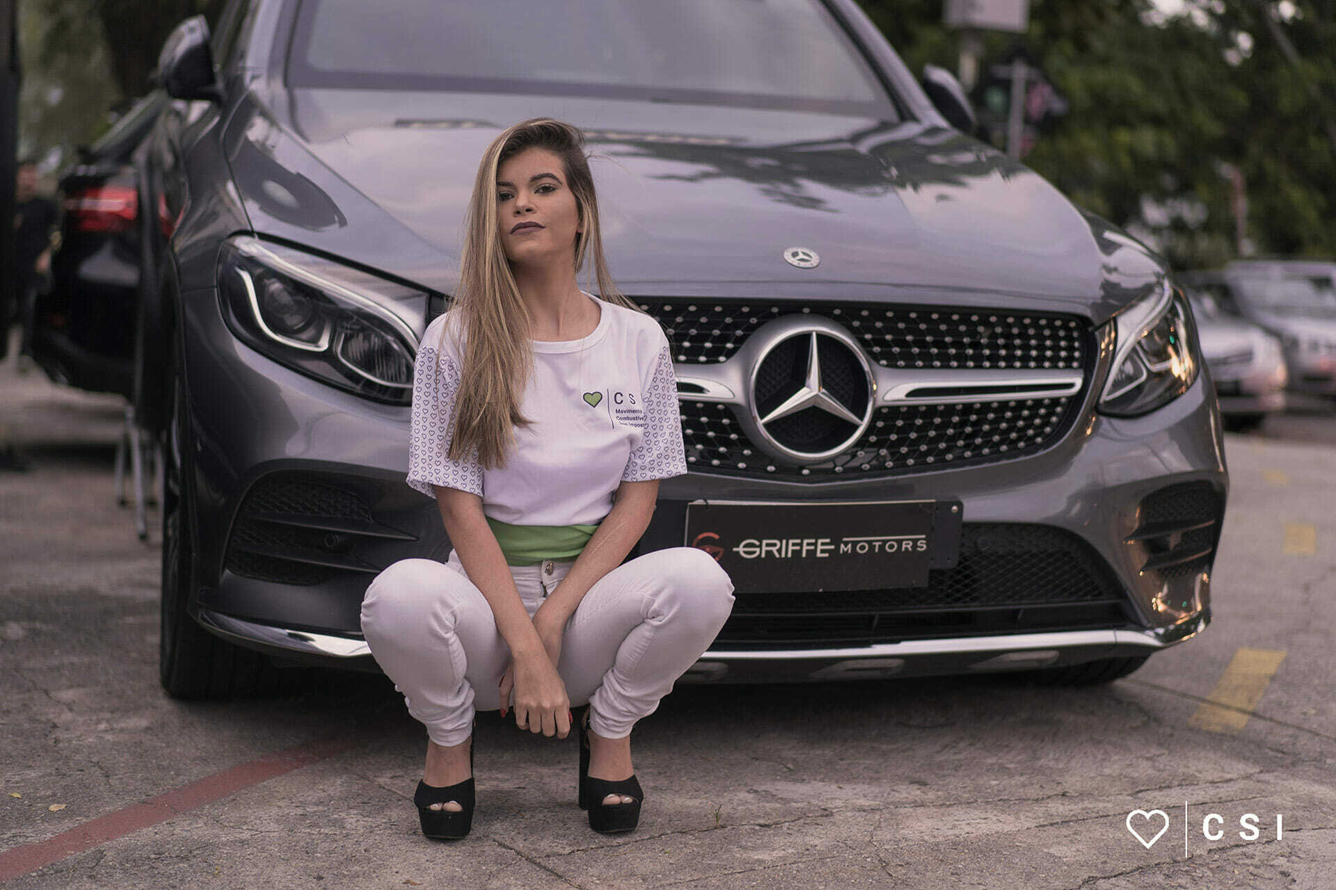 Ensaio fotografico com carros blindados de luxo de Thayla Sancez para Combustivel Sem Imposto - Mercedez