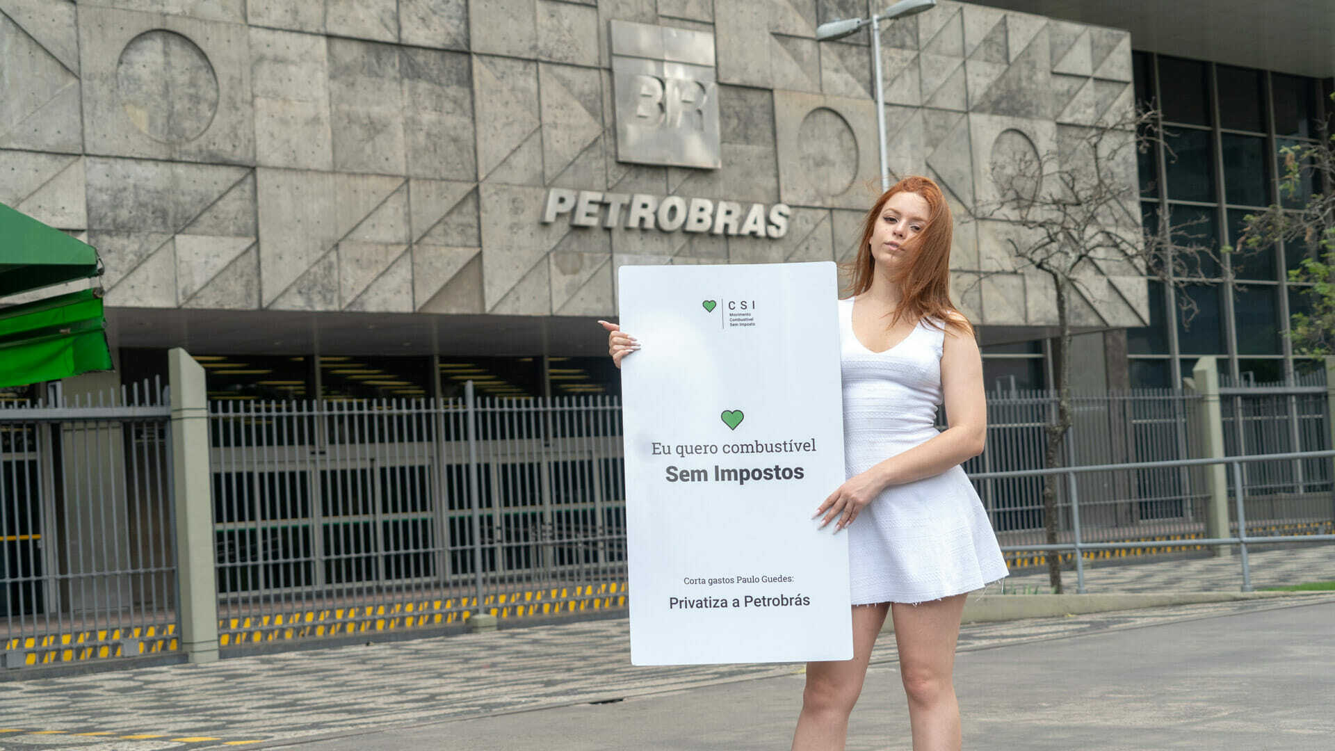 Menina com cartaz pela privatização da Petrobras