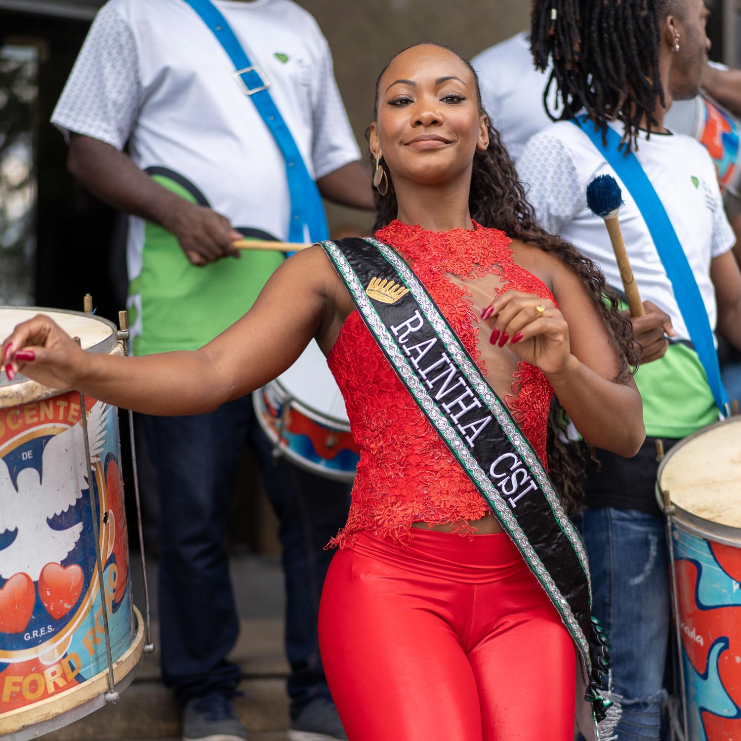Luana Bandeira Rainha do Combustivel Sem Imposto em frente a Alerj de vermelho e com a faixa