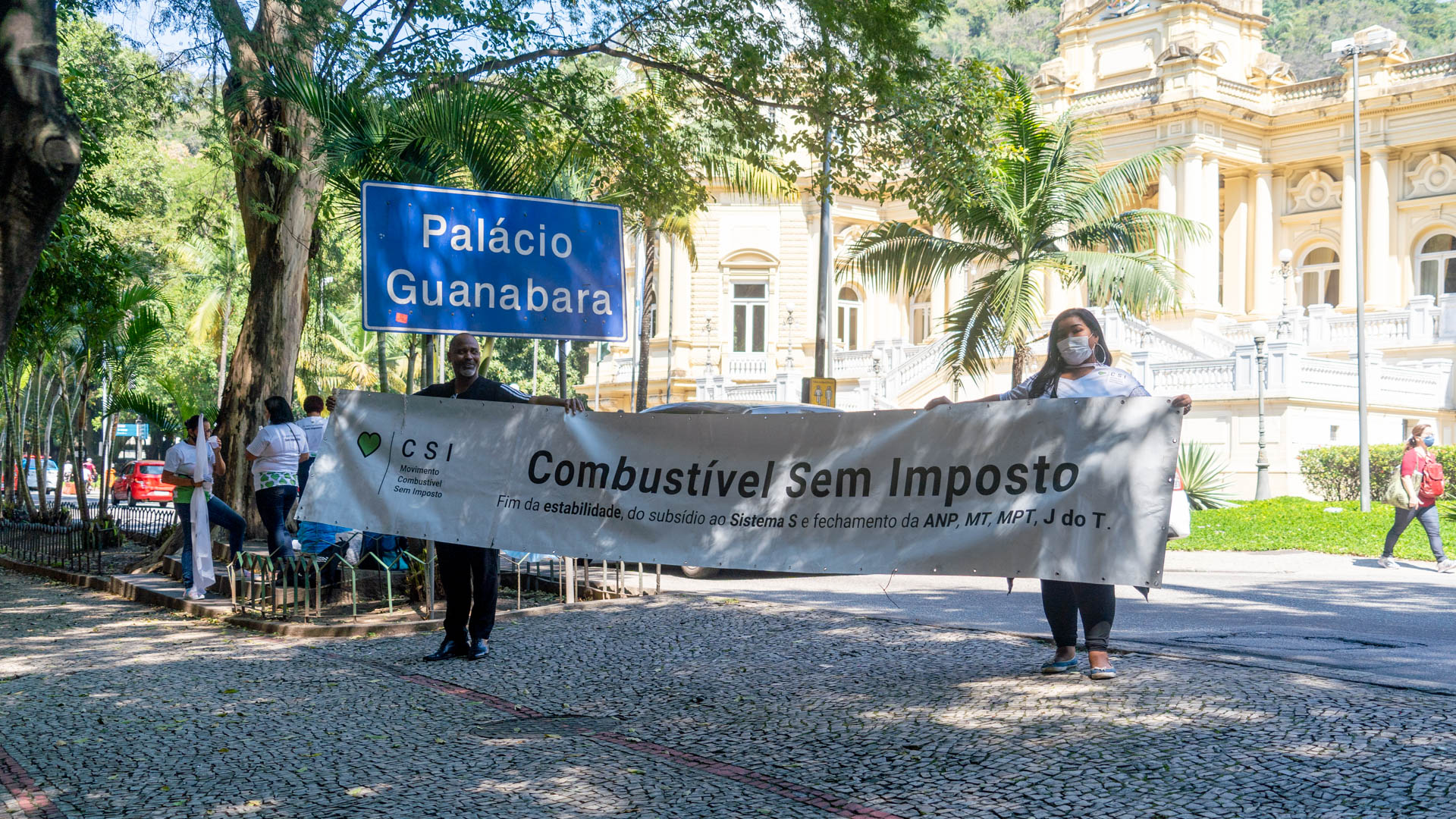 manifestação com faixa do combustivel sem imposto na porta do palacio guanabara