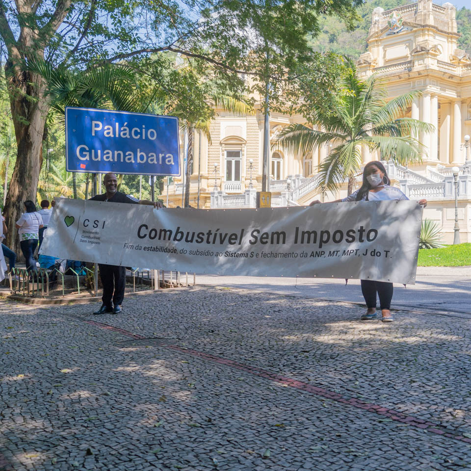 manifestação com faixa do combustivel sem imposto na porta do palacio guanabara