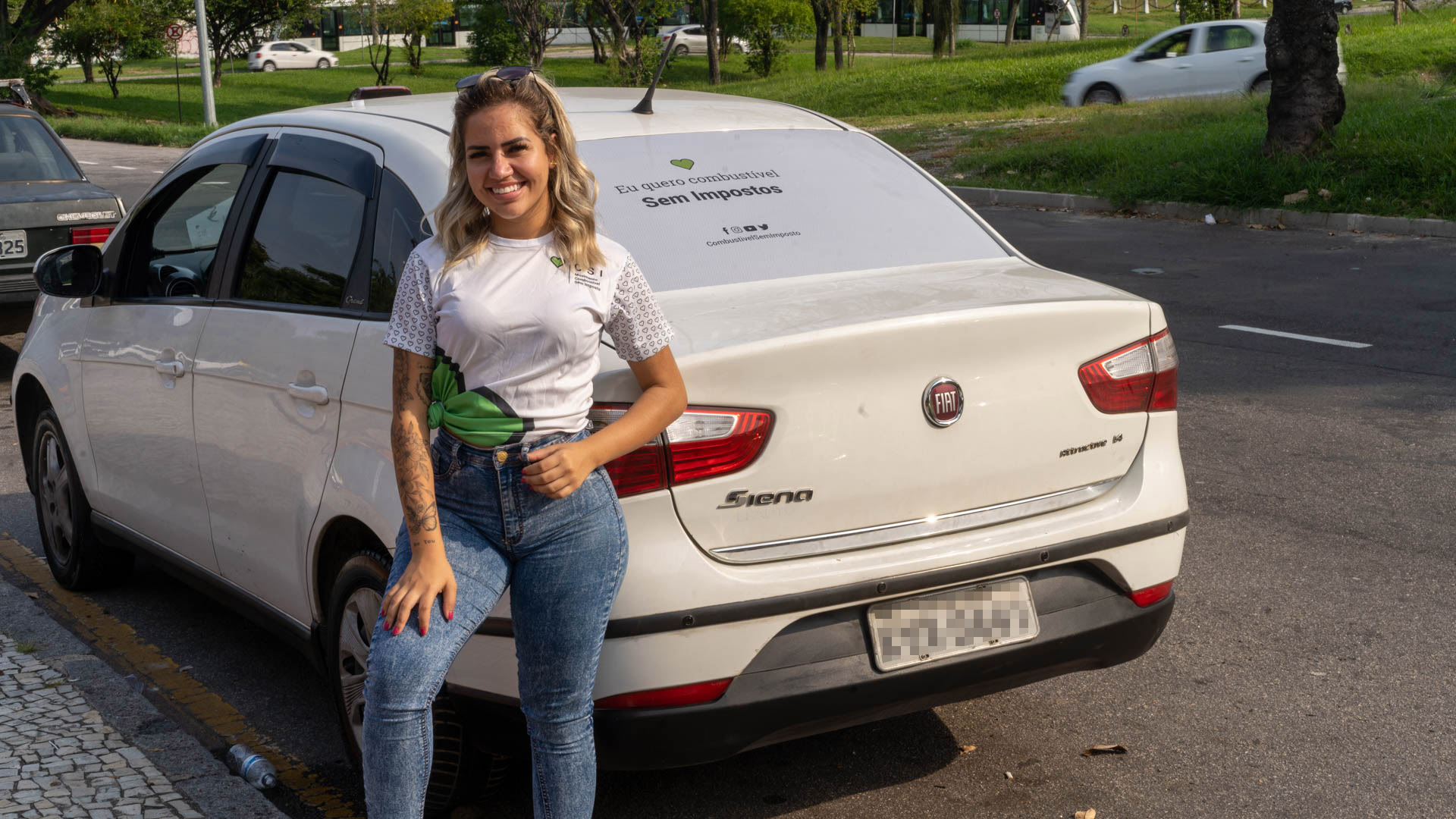 modelo em frente a uber branco adesivado com combustivel seml imposto - Allana Ferreira