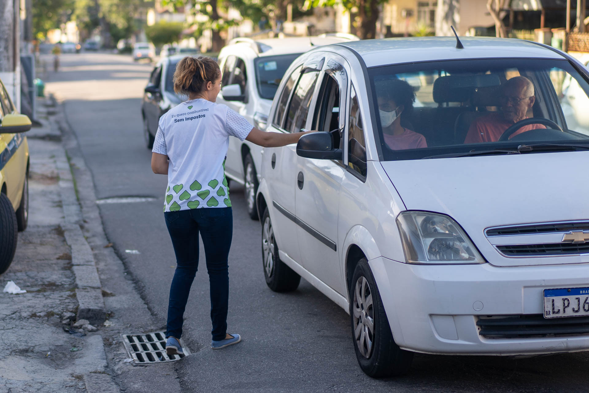 Ativista em Panfletagem para um carro branco - 