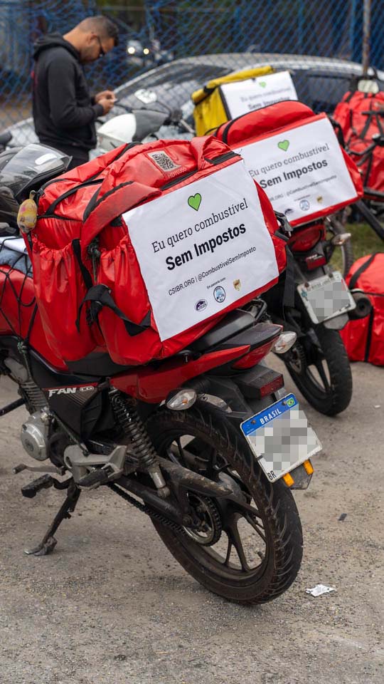 motos com bag vermelha com adesivo do combustivel sem imposto
