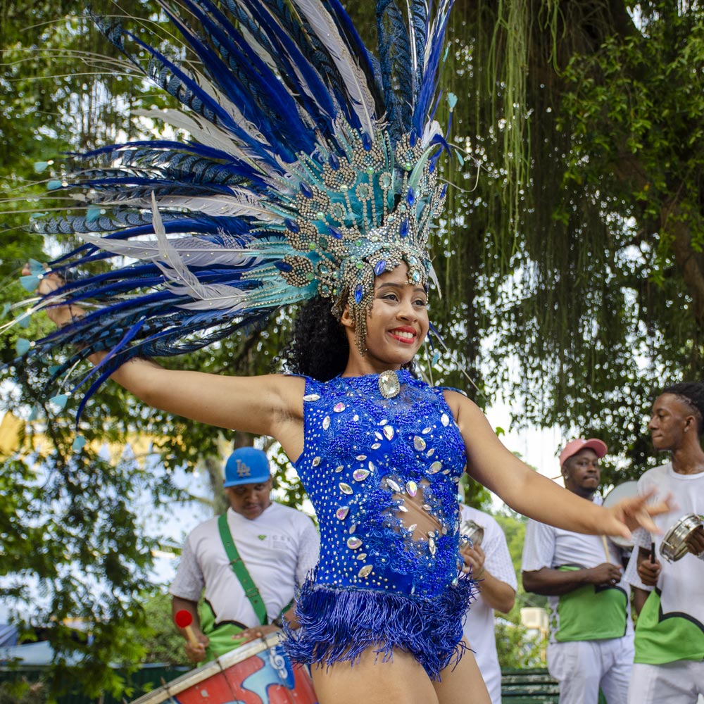 Passista sambando de roupa azul na quinta da boa vista
