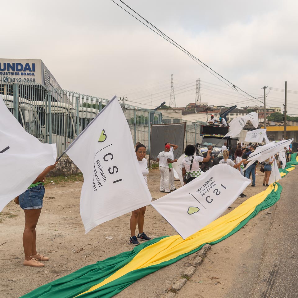 Bandeiras do Movimento Combustivel Sem Imposto na Av Brasil