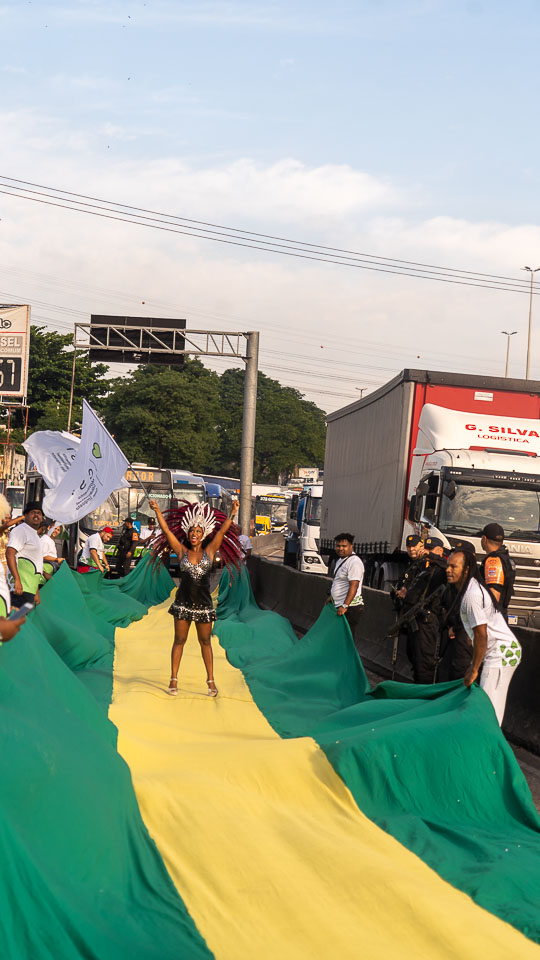 Movimento Combustivel Sem Imposto Fecha a Av Brasil - Luana Bandeira