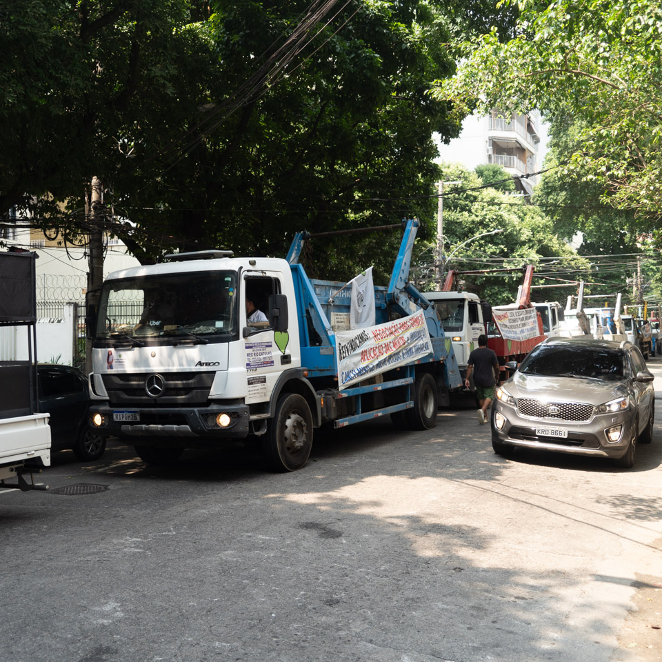 Caminhão caçamba com adesivo do combustivel sem  imposto em frente a comlurb - protesto da uni entulho