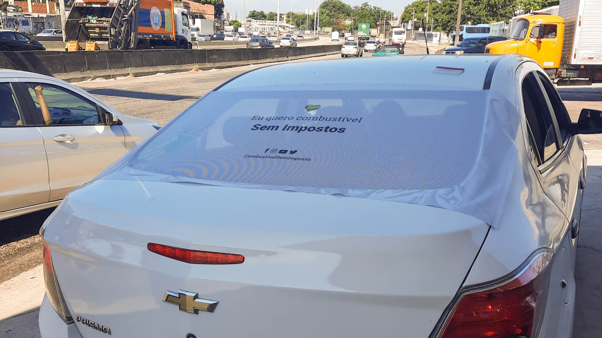 Uber adesivado com combustivel sem imposto - Prisma Branco