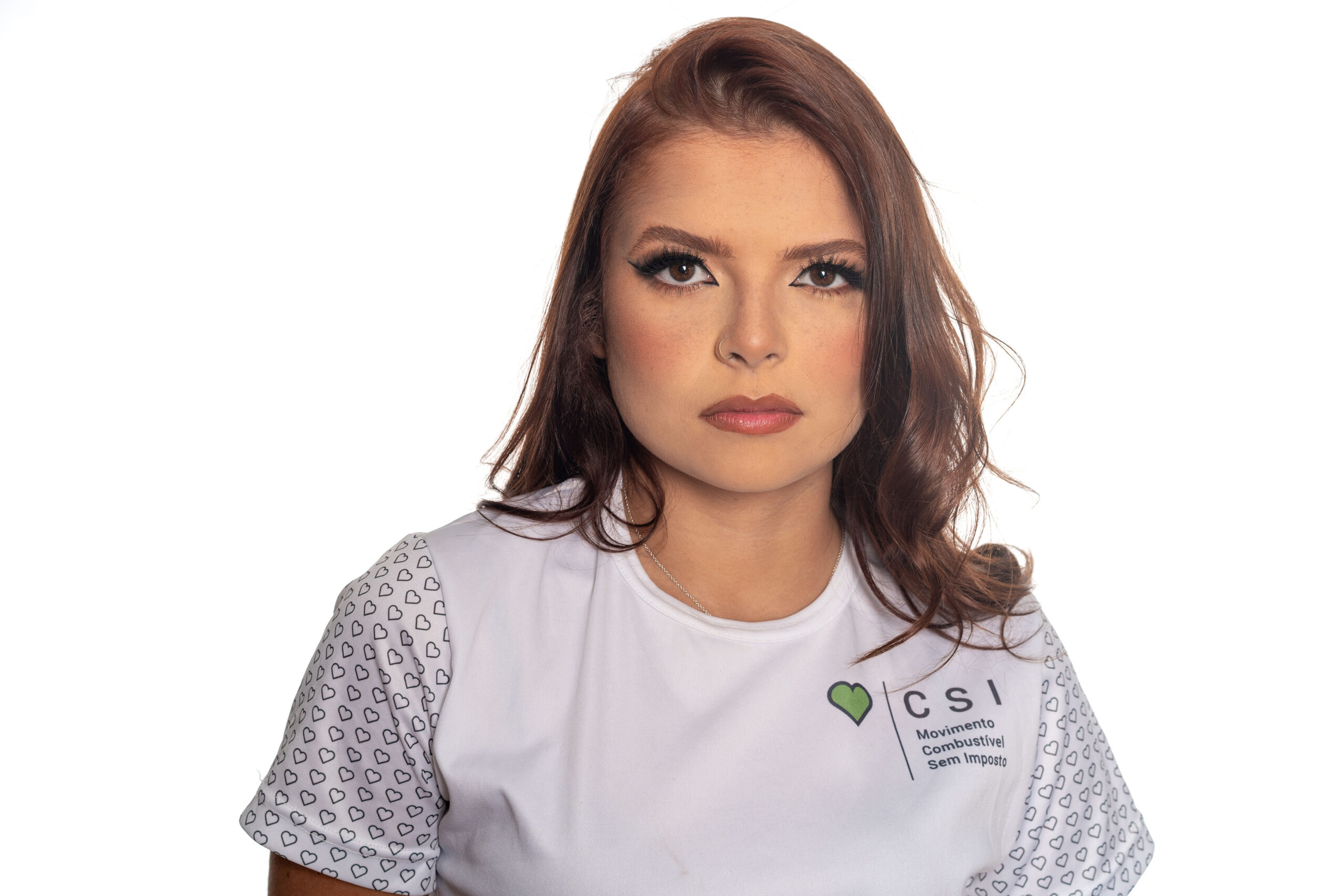 Yanca Ferreira com a camisa CSI no fundo branco